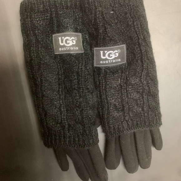 UGG Accessories - NWOT UGG Knit Black Tech Mittens
